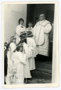 1977. Agata Kałużka idzie do I Komuni świętej ks. Euzebiusz Żegżuła, wejście do kościoła w Radwanicach